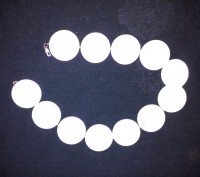Очень красивое ожерелье из крупных круглых белых пластин с прожилками. Изделия и. . фото 2