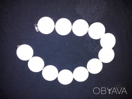Очень красивое ожерелье из крупных круглых белых пластин с прожилками. Изделия и. . фото 1