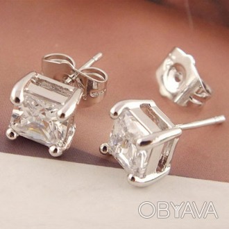 Милые миниатюрные сережки кубической формы с цирконами. Выполнены из бижутерного. . фото 1