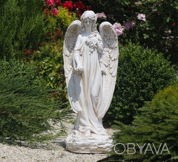 Садовая фигура ангела с большими крыльями, который держит в руках цветы. Фигура . . фото 1