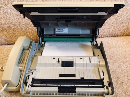 Продаю полностью рабочий и исправный факс Panasonic KX-F550 + факс-бумага.

В . . фото 4