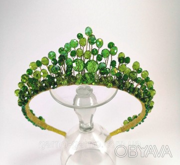 Корона зеленая хрустальная изумрудного цвета выполнена на металлическом ободке и. . фото 1