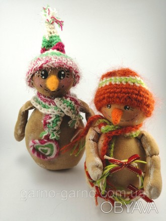 Текстильный снеговик в шапке и шарфике. Сшит из хлопка. Игрушка тонирована кофе,. . фото 1