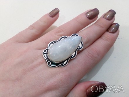Предлагаем Вам купить красивое кольцо с натуральным лунным камнем в серебре.
Раз. . фото 1