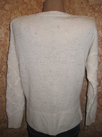 Продам женскую вязаную бело-бежевую кофточку с цветной ниткой. Размер S-M. Сзади. . фото 3