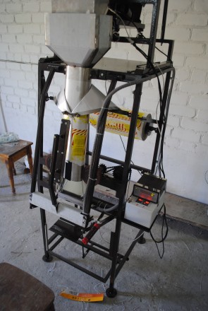 Упаковочный полуавтомат для сыпучих продуктов с весовым электронным дозатором дл. . фото 7