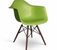 Кресло из монолитного пластика, цвет зеленый, ножки деревянные, светлые, цвет бу. . фото 2