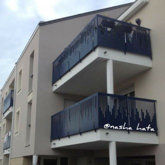 Відкритий балкон обов'язково обгороджується спеціальними конструкціями для . . фото 9