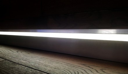Конструкция плинтуса скрытого монтажа с LED подсветкой может состоять из несколь. . фото 4