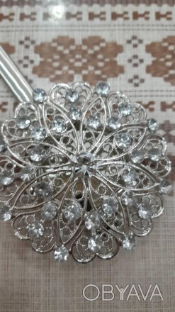 Декоративный магнит для штор в виде цветочной металлической броши, соединенной п. . фото 1