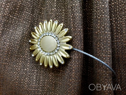 Декоративный магнит для штор в виде цветочной металлической броши, соединенной н. . фото 1