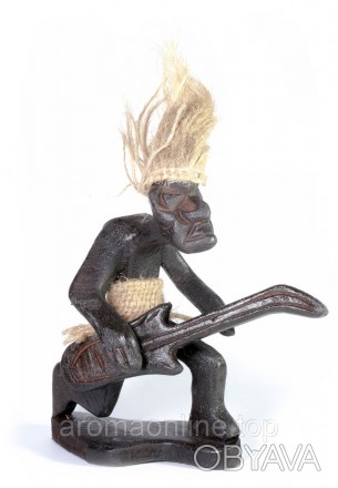 Статуэтка из дерева, ручная работа, в виде фигурки папуаса играющего на гитаре.
. . фото 1