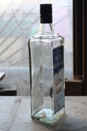 Пустая Стеклянная Бутылка «Blue Riband Gin» 0,75 L

• Объем: . . фото 4