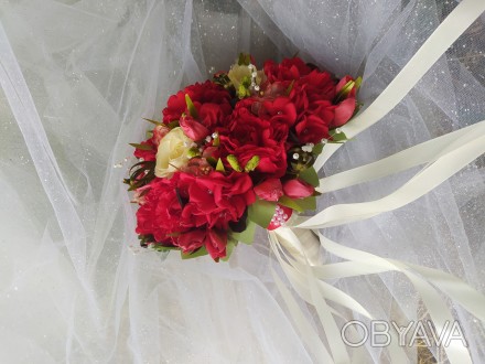 Бело-красный свадебный букет-дублер. Каждый цветок выполнен вручную. Он лёгкий и. . фото 1