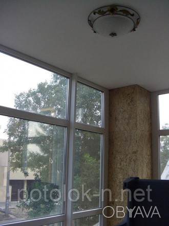 Сатиновые натяжные потолки отличаются от матовых гладкой поверхностью, и большим. . фото 1