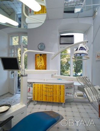 Комод с принтом по мотивам картин Густава Климта в интерьере стоматологического . . фото 1