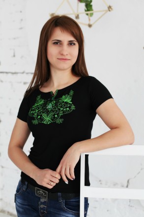 Жіноча вишиванка на короткий рукав
Розкішна чорна футболка з вишитими гладдю кв. . фото 2