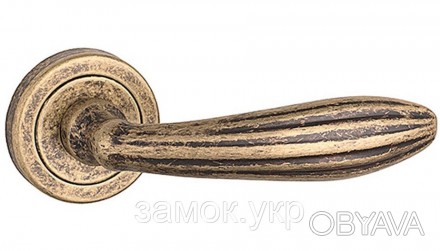 Ручка дверная на круглой розетке Tupai Sofia 1917 античное золото 46
 
Tupai Sof. . фото 1