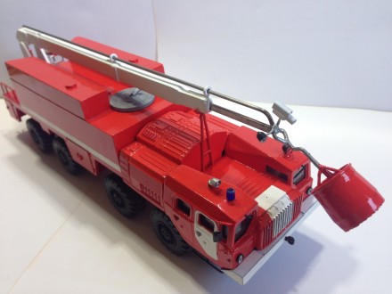 Модель пожарного МАЗ-Ураган.От ссср осталась только кабина и колёса. Остальное в. . фото 8