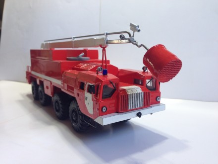 Модель пожарного МАЗ-Ураган.От ссср осталась только кабина и колёса. Остальное в. . фото 2