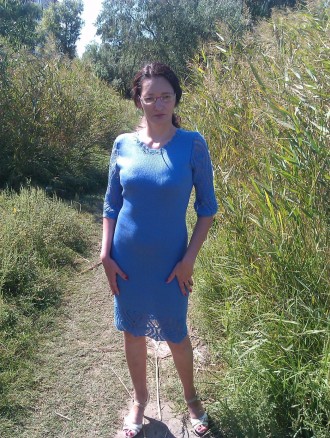 Вязаное голубое нежное платье с ажурной отделкой по верху и по низу платья и на . . фото 7