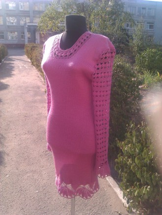Вязаное розовое нежное платье с ажурной отделкой по верху и по низу платья и на . . фото 3