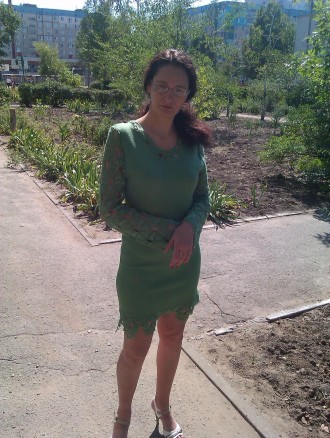 Вязаное зеленое нежное платье с ажурной отделкой по верху и по низу платья и на . . фото 5