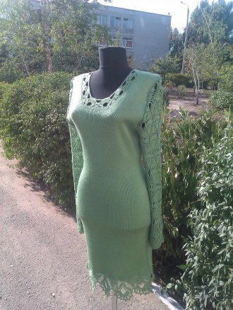 Вязаное зеленое нежное платье с ажурной отделкой по верху и по низу платья и на . . фото 2