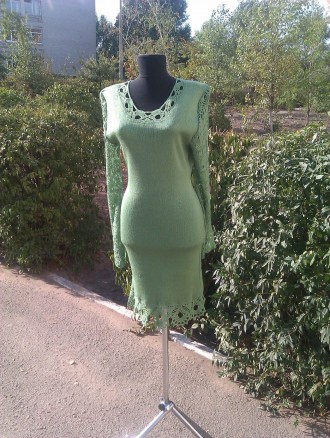 Вязаное зеленое нежное платье с ажурной отделкой по верху и по низу платья и на . . фото 4