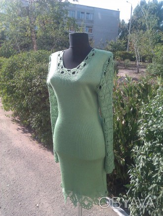 Вязаное зеленое нежное платье с ажурной отделкой по верху и по низу платья и на . . фото 1